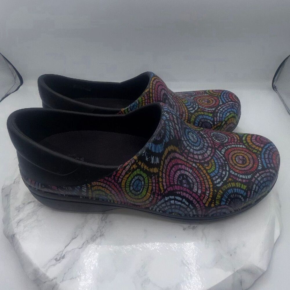 CROCS Multicolor Kaleidoscope Graphic Neria II Clog-11